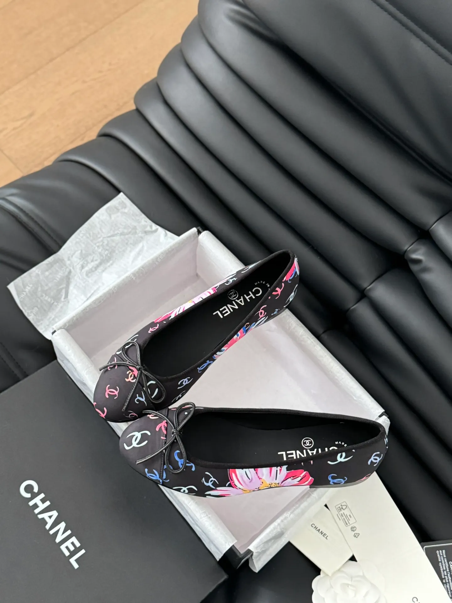 👟👟Ex-factory price 480👟👟 Purchasing-grade Chanel new color ballet shoes, original 1:1 replica, a classic among classics, perfect whether paired with trousers or skirts. The small round toe design is very good at modifying the foot shape, a must-have for little fairies! Heel height: 2.5cm Size: 35-41 (40/41/42/43 customized, non-refundable)